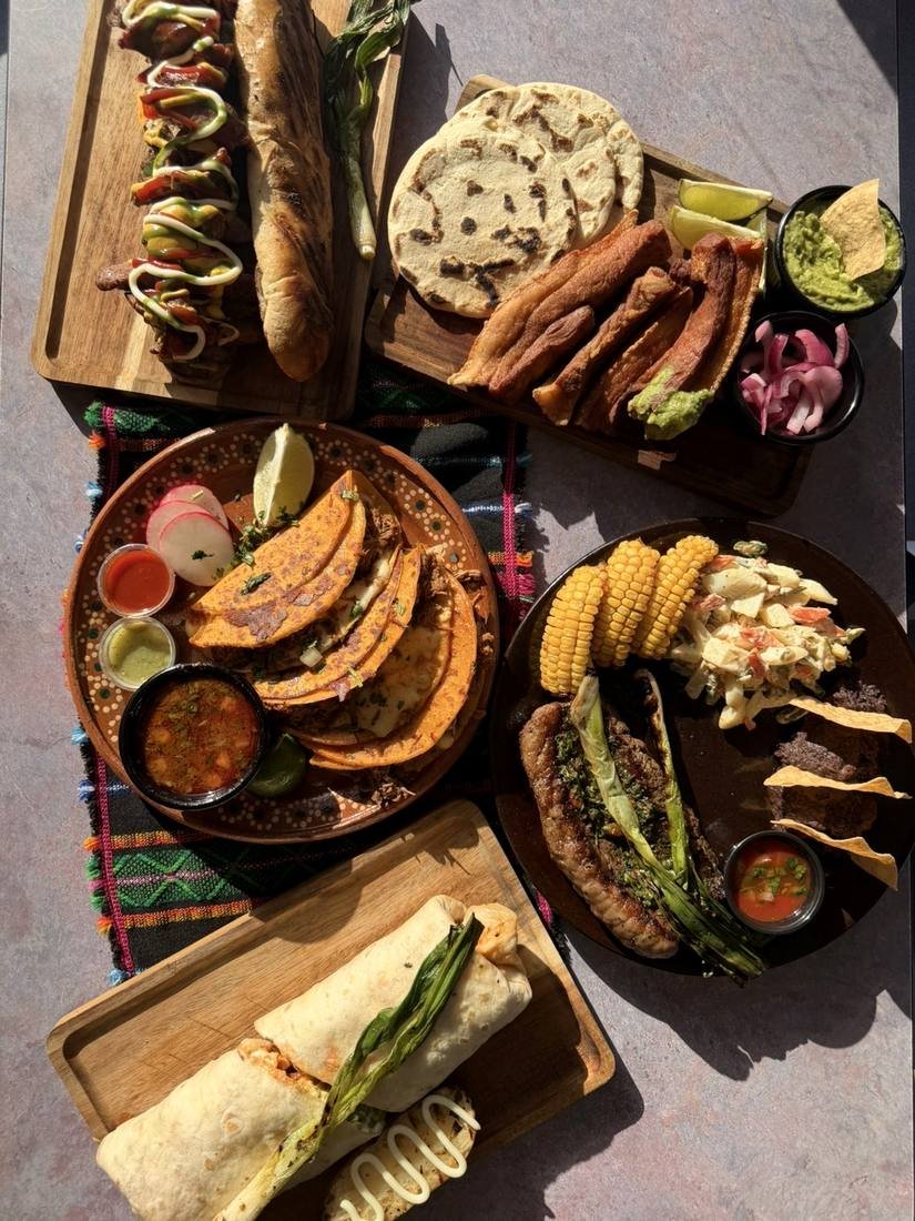 A full table: Pepe Pan, chicharrones with hand-made tortillas, birria tacos with consomé, churrasco and a flour tortilla