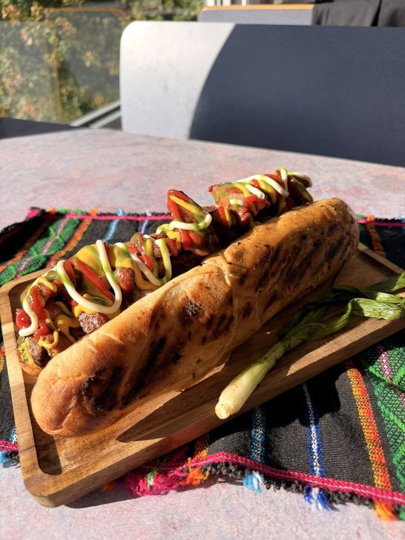 12-inch bread with mustard, ketchup, chorizo, beef, sausage and guacamole.